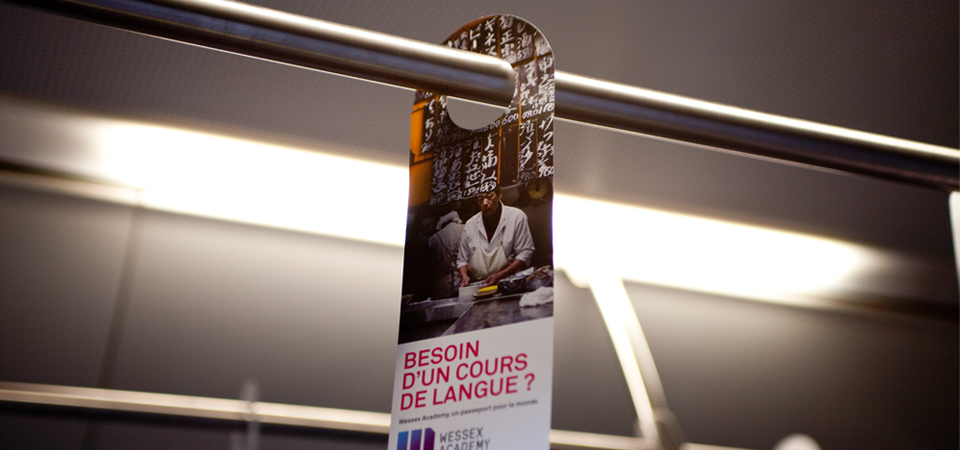 Visuel d'une affichette suspendue dans un bus