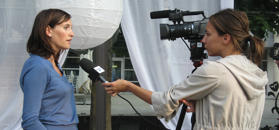 interview télé sous un abri-bus décoré