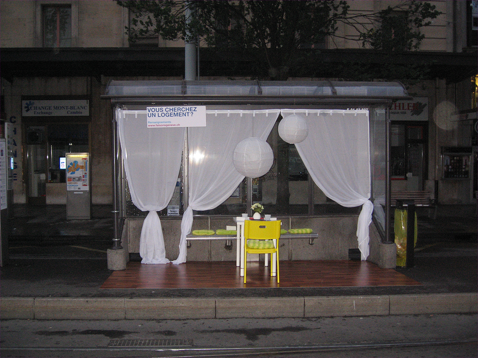 abris-bus décoré comme une chambre d'étudiant