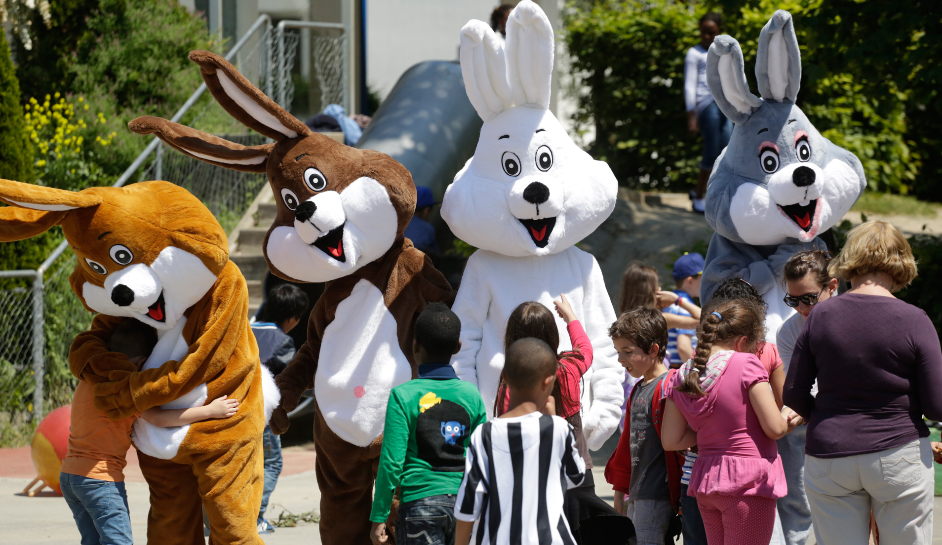 Guerrilla marketing Easter Bunnies with kids