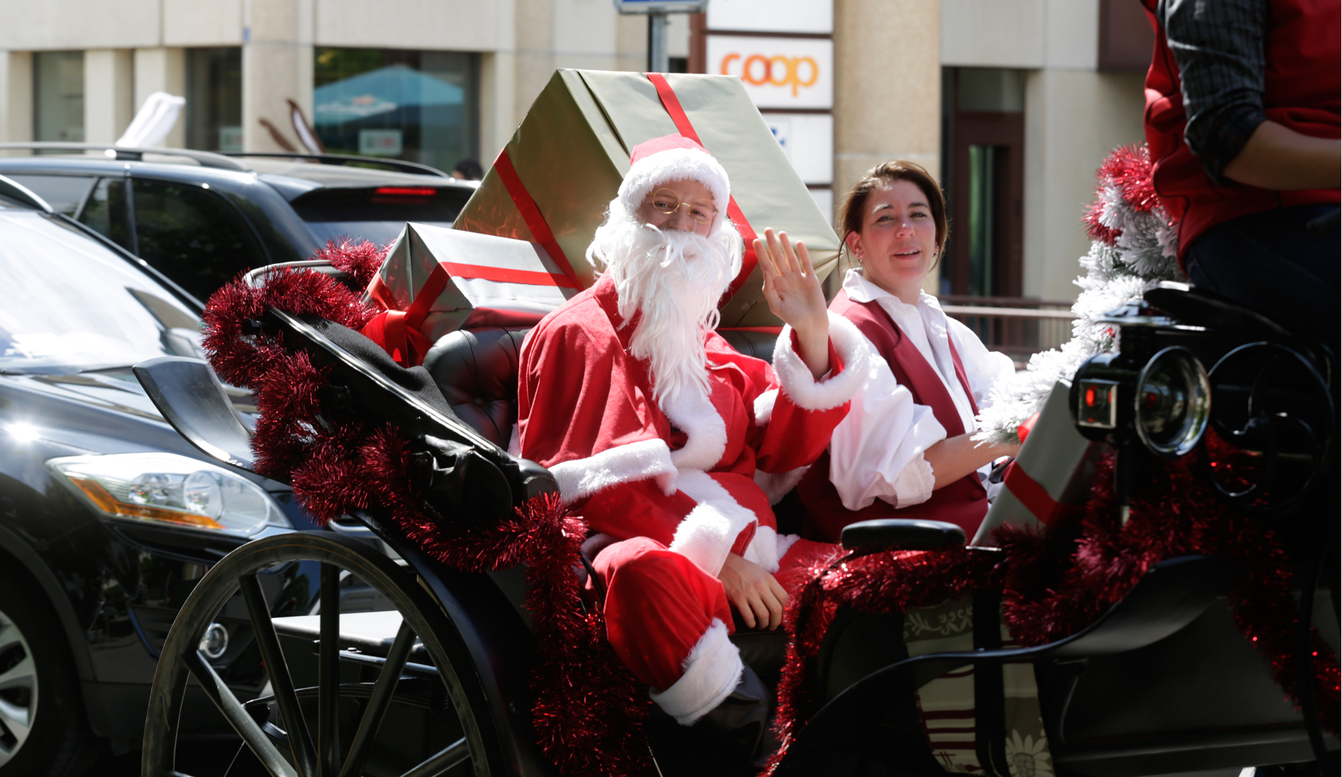 Guerrilla marketing Santa Claus in summer in Vernier