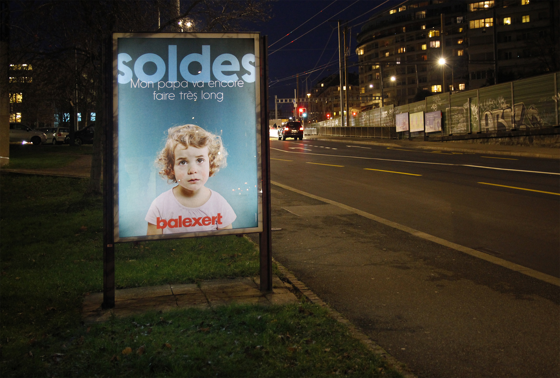 Display of the second poster of the print advertising campaign in the streets by night
