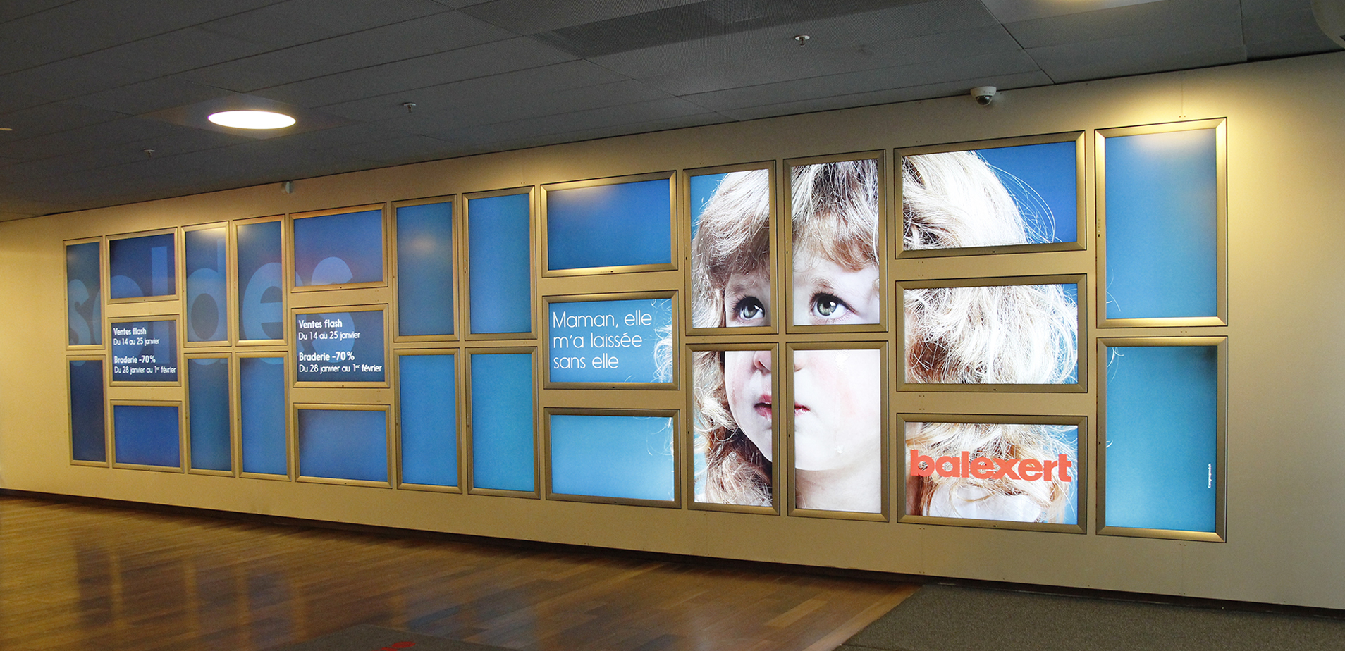 Display on several screens of a poster from print advertising campaign