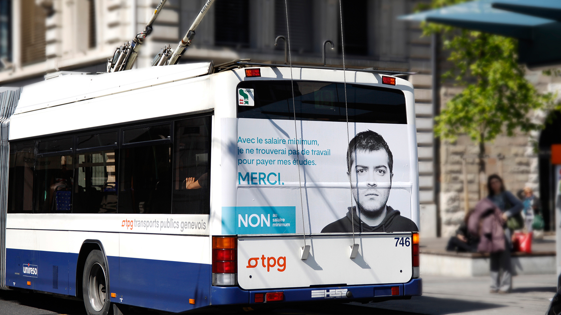 Affiche à l'arrière d'un bus Non au salaire minimum de la campagne politique par Enigma