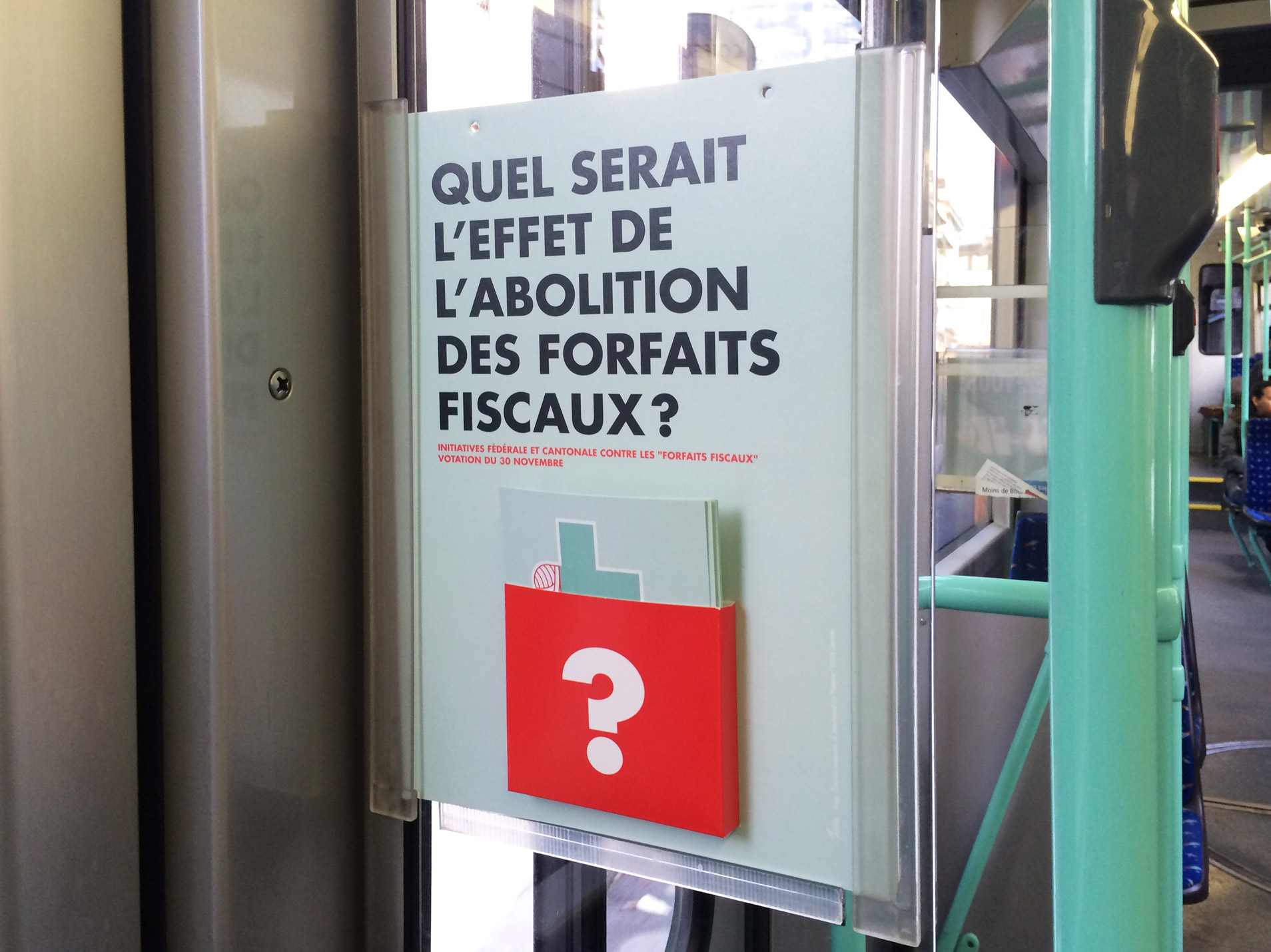 Flyers de la campagne politique dans le tramway