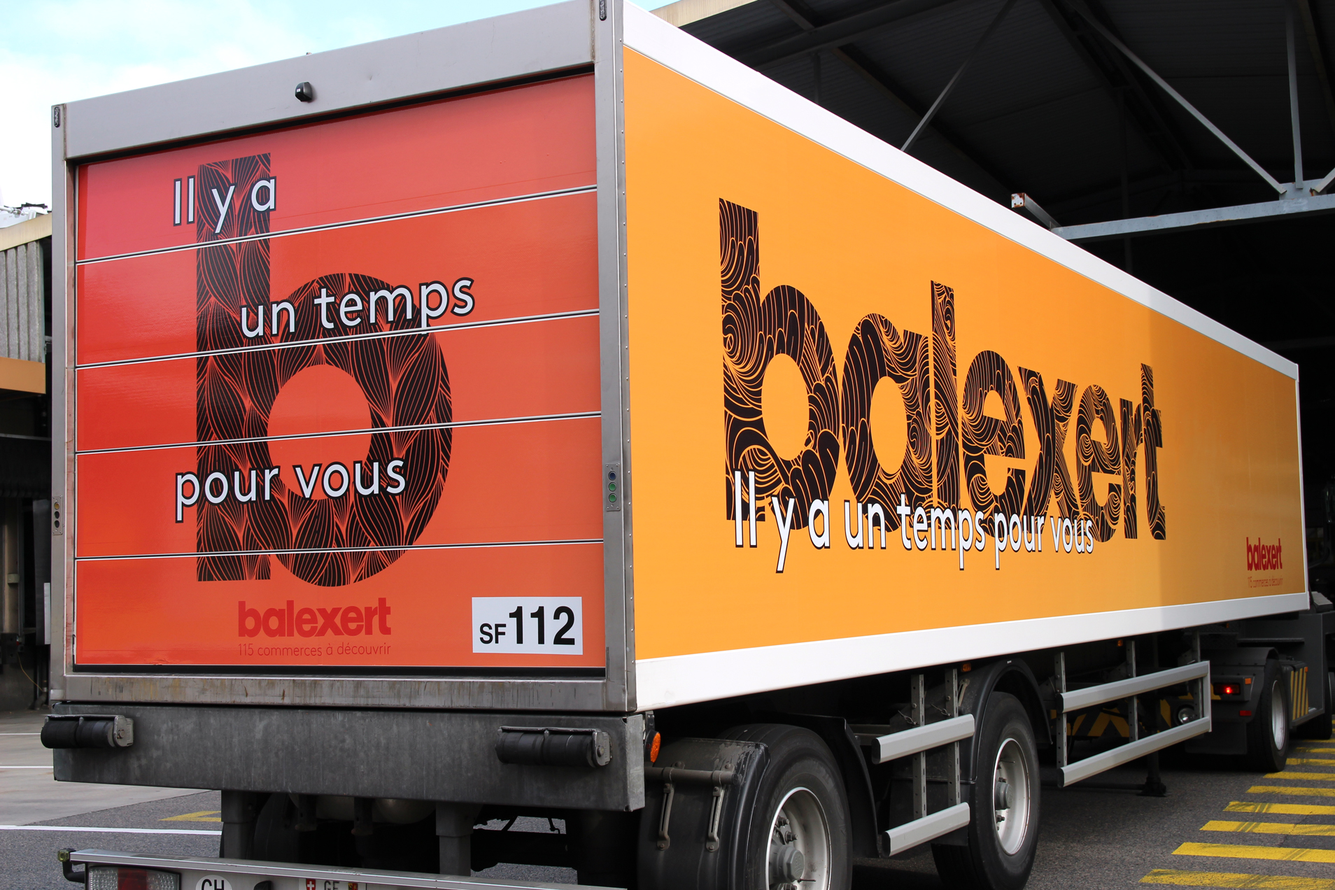Display of the corporate design on a truck